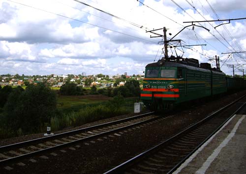 Грузовой электровоз на станции Ока