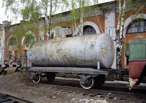 Двухосная цистерна у локомотивного депо