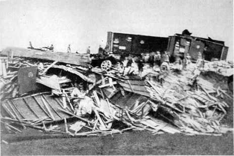 Последствия крушения поезда № 110 на перегоне Изоча — Нёвель. 22 октября 1924 г.